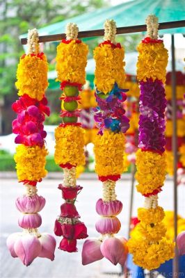  The Floral Garland of the Buddha의 화려한 금색과 정교한 조각